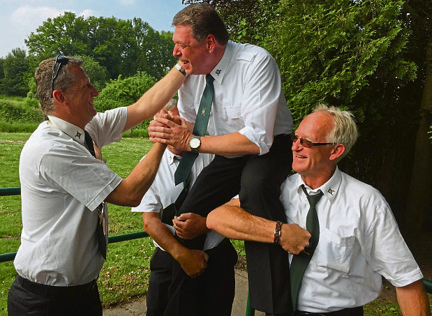 Hoch lebe der Kaiser: Christoph Schulte wiederholte vergangenes Jahr sein Kunststück aus 2004. Vorgänger Ralf Schockmann gratulierte herzlich. Foto: Emmerbachschützen Hiltrup