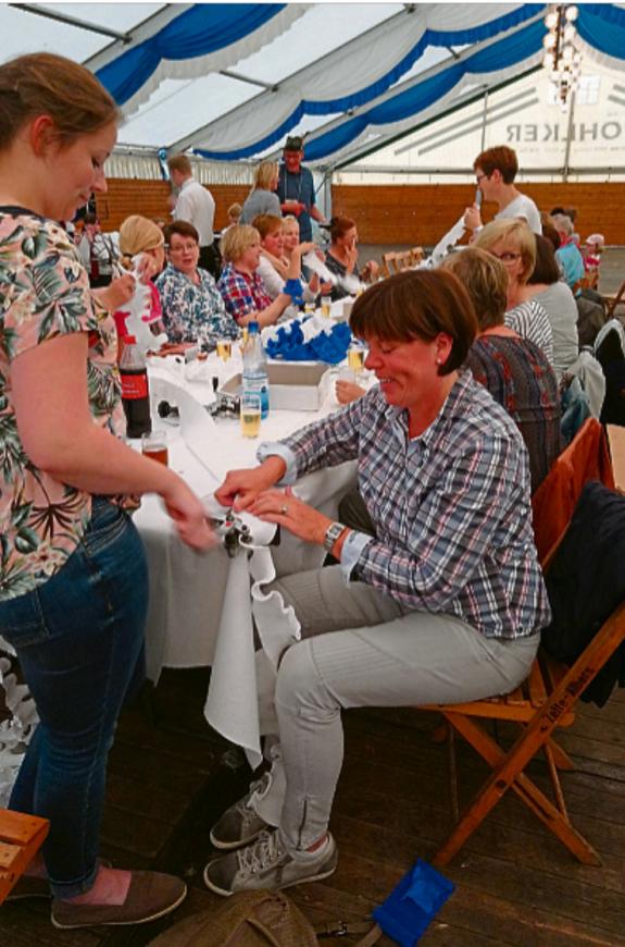 Beim Tog wegbringen entstand durch zahlreiche fleißige Hände die Deko für das Festzelt. Foto: Potthoff