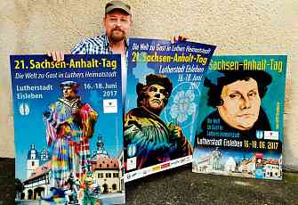 Grafikdesigner Lutz Döring präsentiert seine Plakatentwürfe für den 21. Sachsen-Anhalt-Tag. Der Entwurf in der Mitte machte schließlich das Rennen. FOTO: JÜRGEN LUKASCHEKX