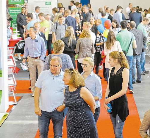 Für Bewerber aller Altersklassen und Qualifikationen ist die Messe eine gute Gelegenheit, sich über Karrieremöglichkeiten in der Region zu informieren. Fotos: Barlag