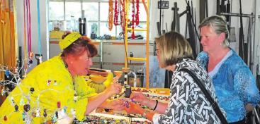 Natürlich beraten die Künstler und Handwerker auch beim Einkauf. Foto: Huber