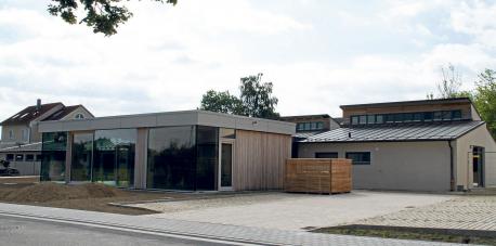 Von der Straßenseite her dominiert der neu errichtete Gymnastikraum mit seiner modernen Architektur.