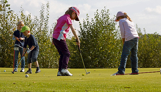 Ob jung oder alt – alle Generationen spielen gerne Golf. Vor dem Bau der Anlage präsentierten Wilderich Freiherr von Ketteler und Tochter Johanna die Pläne.