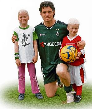 Großes Idol für kleine Fußballer: Karlheinz „Kalla“ Pflipsen nach der Partie im Mai 2009 mit Lina und Jona. Foto: BSV Roxel