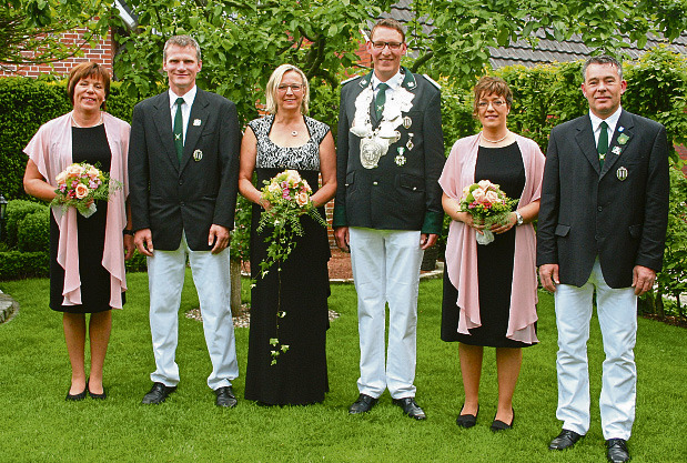 Das amtierende Königspaar mit Hofstaat: Julia Roters, Martin Nacke, Ulla Hoeksema, Dirk Roters, Kirstin Küper und Harrie Hoeksema Foto: Alfons Körbel