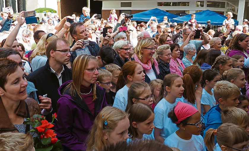 Sechs Stunden Programm erwartet die Besucher des Vitusfestes auf der Volksbank-Vitusbühne. Da gibt es einige tolle Tänze und Musikgruppen zu bestaunen. Foto: Bulla