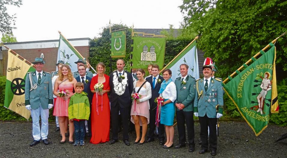 Das aktuelle Königspaar, Andre und Katharina von der Heide, mit seinem engagierten und hilfsbereiten Hofstaat: Aaron Kammerahl und Annekatrin Solik, Marc und Katrin Bünker, Florian von der Heide und Lisa Penselin, Thorsten Eggert sowie Laura Geldermann. Fotos: St. Sebastian Schützenbruderschaft Amelsbüren