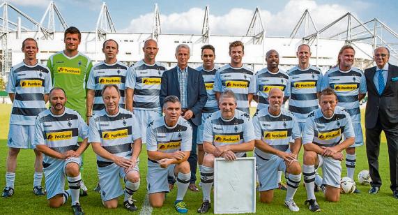 Lassen sich am Samstag in Roxel blicken: die Spieler der Weisweiler Elf, der Traditionsmannschaft von Borussia Mönchengladbach. Nach 2009 ist es das zweite Mal, dass die Ex-Profi-Fußballer gegen die Alten Herren vom BSV Roxel kicken. Foto: Weisweiler Elf