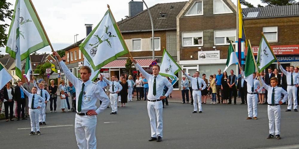 Der Fahnenschlag auf dem Dorfplatz, letztes Jahr unter der Leitung von Max Ahlers und zahlreichem Nachwuchs, gehört zum traditionellen Schützenfest in Amelsbüren unbedingt dazu. Fotos: St. Sebastian Schützenbruderschaft Amelsbüren