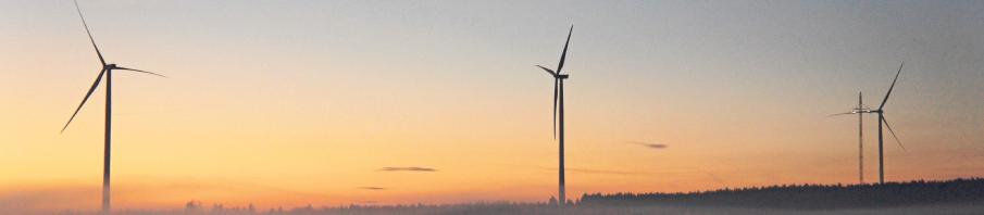 Abenddämmerung in Rapperszell: Das Foto der Windenergieanlagen entstand während der Montage des letzten Rotorblattes. Foto: NEW