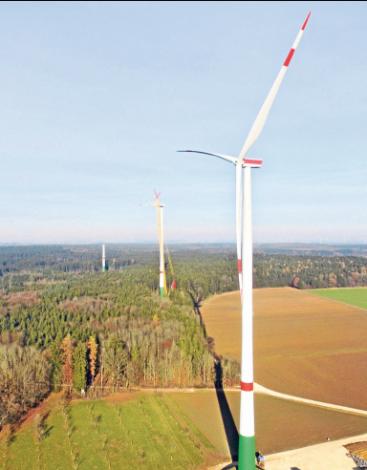 Einblick in den Turm: Am Sonntag wird die mittlere Windenergieanlage – auf dem Foto befindet sie sich noch im Bau – für Besucher geöffnet. Foto: NEW