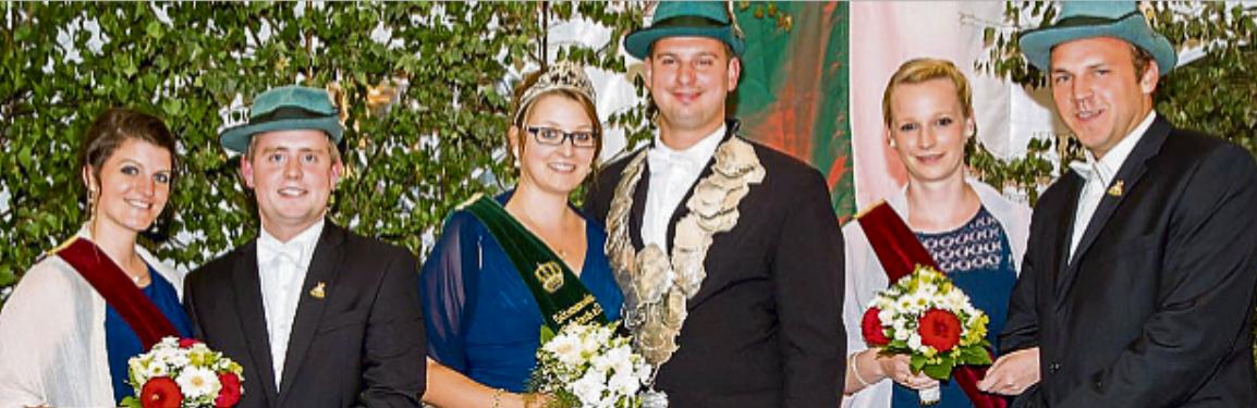 Der Hofstaat 2016 des Schützenvereins Gievenbeck 1864: Carola Merholz (v. l.) und Patrick Giesbert, das Königspaar Steffi Eithoff und Robin Inkmann sowie Jenny und Markus Rotert. Foto: Schützenverein Gievenbeck 1864