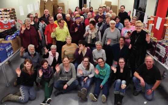Das Team der Deutschen Hilfsgemeinschaft packt fleißig Pakete