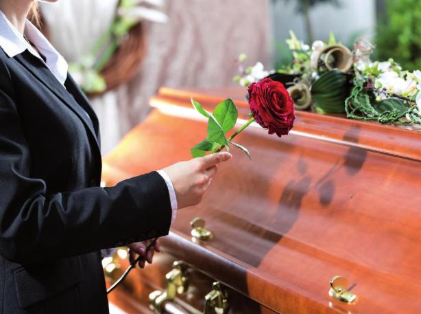 Die Form zu wahren ist wichtig bei einer Trauerfeier. Unpassendes Verhalten kann das Unbehagen verstärken. FOTO: © KZENON-FOTOLIA.COM