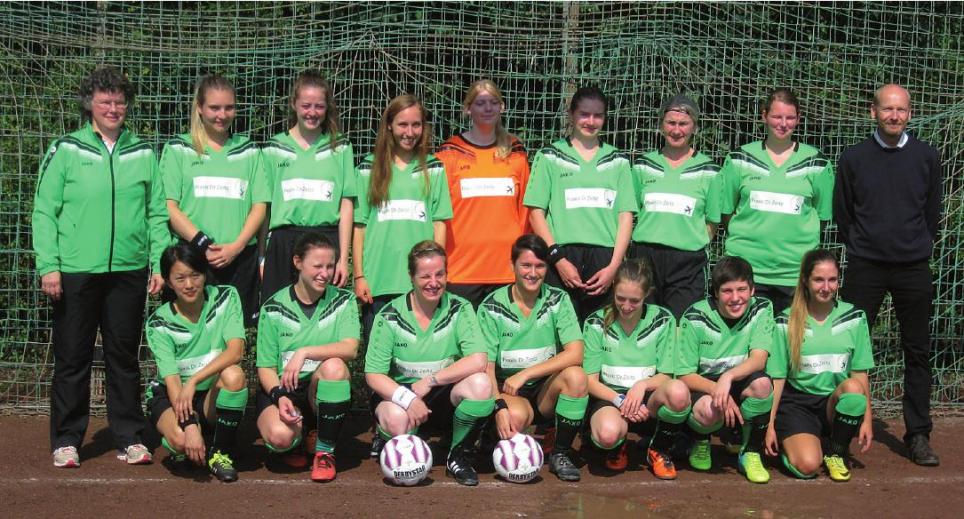 Die Frauen-Mannschaft des Rissener SV mit Trainerin Carmen Paulsen (li.) und Sponsor Reinhard Zeitz (re.)