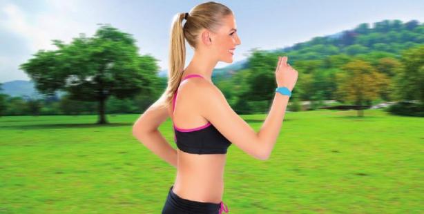 Fitness-Tracker geschickt in Haar oder am Laufschuh getarnt