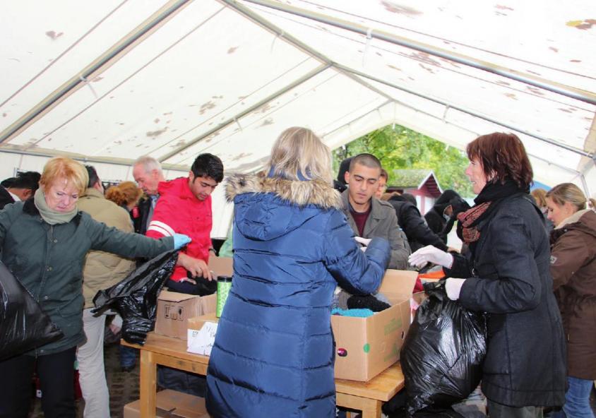 Ehrenamtliche statten Flüchtlinge aus dem Baumarkt am Rugenbarg mit Winterkleidung aus