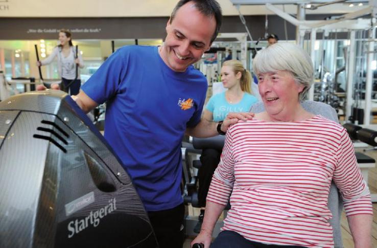 Im Alter fit und vital: Trainer Norbert steht Ihnen an den Geräten zur Seite FOTO: MARCO TRIERWEILER