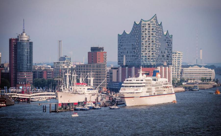 Blick aus 50 Metern Höhe auf die „Cap San Diego“ und die „Europa“, nahe der Elbphilharmonie liegend FOTO: HAPAG-LLOYD KREUZFAHRTEN / LUTZ JÄKEL