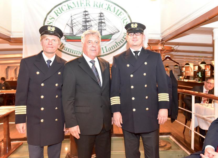 Ehrenkapitäne Johannes Kahrs und Rüdiger Kruse mit Stiftungsvorstand Peter Koch (Mitte)
