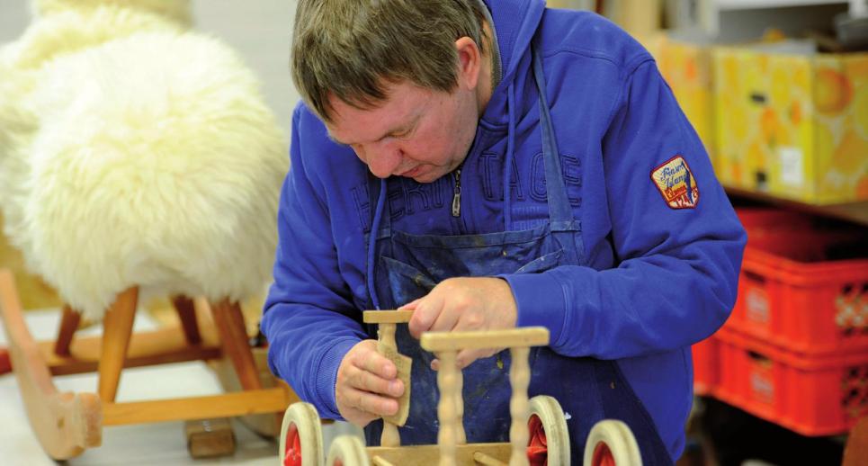 Bernd Wicklein arbeitet regelmäßig in der Spielzeug-Werkstatt Osdorf: Hier repariert er beispielsweise Puppenwagengestelle, er fertigt aber auch neue Holzspielsachen. FOTOS: BABETTE BRANDENBURG