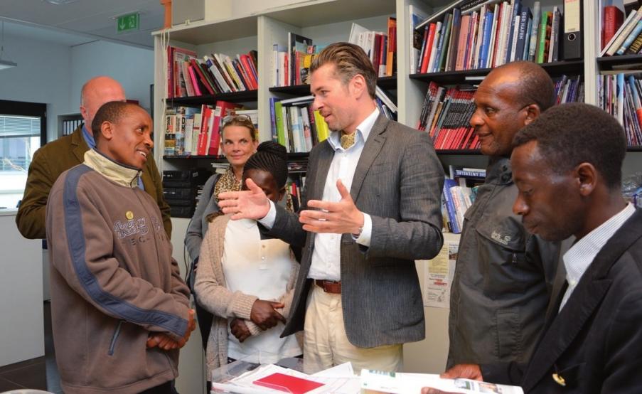 Godfrey Sanga (Leiter Grundschule Lupombwe), Zaidina Msigwa (Sekretärin Gemeinde Lupombwe), Redaktionsleiter Tim Holzhäuser, Selaka Pagallo (Pastor) und Ezekiel Msigwa (Evangelist) (v.l.)