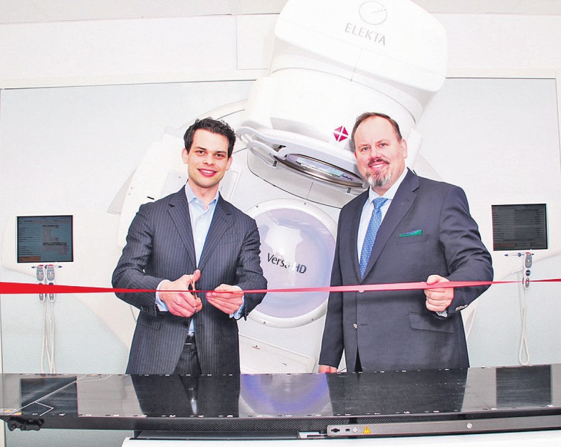 Dr. Christoph Ploß, Bundestagsabgeordneter für Hamburg-Nord/Alstertal (l.) weihte gemeinsam mit PD Dr. med. Fabian Fehlauer den neuen Linearbeschleuniger ein Dr. Christoph Ploß, Bundestagsabgeordneter für Hamburg-Nord/Alstertal (l.) weihte gemeinsam mit PD Dr. med. Fabian Fehlauer den neuen Linearbeschleuniger ein