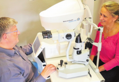 Steffen Möller und Janine Grümmer am Wave analyzer. Das Gerät ermöglicht eine individuelle Sehanalyse der Spitzenklasse. Steffen Möller und Janine Grümmer am Wave analyzer. Das Gerät ermöglicht eine individuelle Sehanalyse der Spitzenklasse.