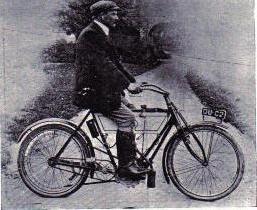 Mauritz Johann Schulte auf einer Light Triumph im Jahr 1904 Mauritz Johann Schulte auf einer Light Triumph im Jahr 1904