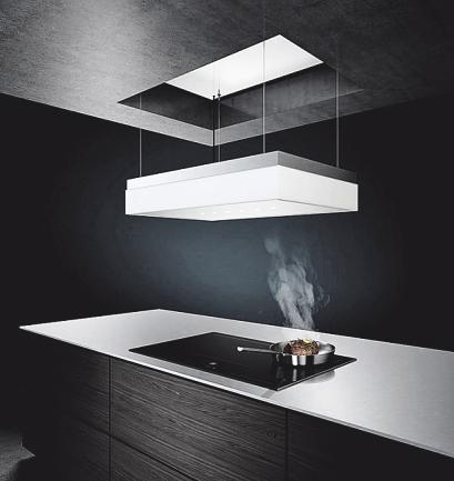 Der individuell höhenverstellbare Design-Deckenlüfter lässt sich mittels Fernbedienung, App- oder Sprache steuern und ermöglicht so freie Sicht vor und nach dem Kochvorgang. Das smarte Vollflächen-Induktionskochfeld hat keine vordefinierten Kochzonen Foto AMK Der individuell höhenverstellbare Design-Deckenlüfter lässt sich mittels Fernbedienung, App- oder Sprache steuern und ermöglicht so freie Sicht vor und nach dem Kochvorgang. Das smarte Vollflächen-Induktionskochfeld hat keine vordefinierten Kochzonen Foto AMK