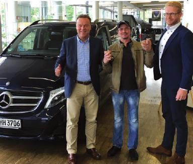 Jens Auge und Patrick Hintermayer (Mercedes) übergeben Brandopfer Elvir Kapic (Mitte, Vater von 2 Kindern) einen Van