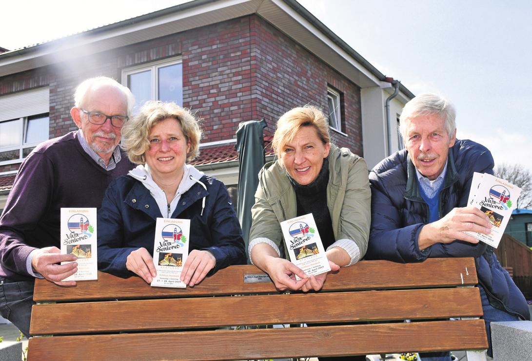 Rolf Loose (v.l.), Susann Pötter, Anke Conradi und Kurt Martens organisieren die Seniorenmesse im Reinbeker Schloss. Foto:René Soukup Rolf Loose (v.l.), Susann Pötter, Anke Conradi und Kurt Martens organisieren die Seniorenmesse im Reinbeker Schloss. Foto:René Soukup