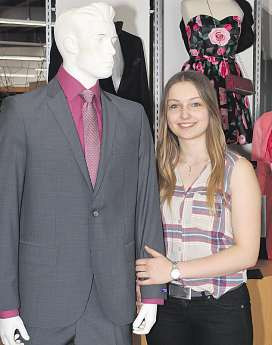 Franziska Gosses zeigt einen Tatex-Anzug „slimline“ aus reiner Schurwolle  Foto:Tina Jordan Franziska Gosses zeigt einen Tatex-Anzug „slimline“ aus reiner Schurwolle  Foto:Tina Jordan