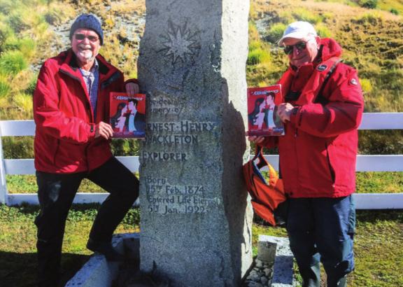 Hans-Peter Röttger mit Klaus Schade am Grab des Polarfoschers, Klaus Schade, Frackträger