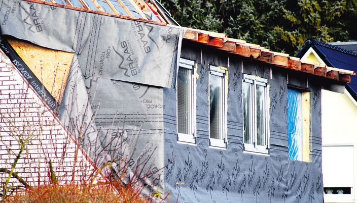 Durch einen neuen Dachaufbau mit Gauben wird zusätzlicher Platz im Haus geschaffen Fotos: Tina Jordan Durch einen neuen Dachaufbau mit Gauben wird zusätzlicher Platz im Haus geschaffen Fotos: Tina Jordan