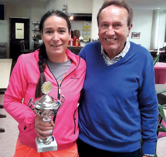 Damen 40: Vanessa Assheuer (Concordia Wandsbek) gewinnt im Round Robin, hier mit Turnierleiter Ehrich. Damen 40: Vanessa Assheuer (Concordia Wandsbek) gewinnt im Round Robin, hier mit Turnierleiter Ehrich.