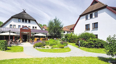 Grüne Idylle: Blick auf die Garten- Terrasse des Hotels Warnemünder Hof Grüne Idylle: Blick auf die Garten- Terrasse des Hotels Warnemünder Hof