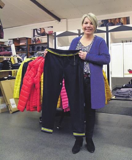 Der Trend für 2019 – Nicola Paschelke zeigt eine angesagte Jogg-Jeans mit Kontrastnähten. Der Trend für 2019 – Nicola Paschelke zeigt eine angesagte Jogg-Jeans mit Kontrastnähten.