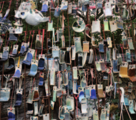 Das bunte „Archiv“ der Glasurproben im Garten der Töpferei Alte Schule. Fotos: Stefan Specht Das bunte „Archiv“ der Glasurproben im Garten der Töpferei Alte Schule. Fotos: Stefan Specht