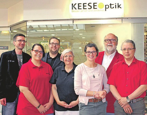 Norbert Keese (rechts) und sein Team von „KeeseOptik“ laden zu Weihnachten ins Buchholzer City-Center ein Foto: Keese Optik Norbert Keese (rechts) und sein Team von „KeeseOptik“ laden zu Weihnachten ins Buchholzer City-Center ein Foto: Keese Optik