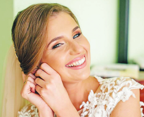 Rosig glatte Haut und ein gelungenes Make-up lassen die Braut am Hochzeitstag erstrahlen Foto: djd Rosig glatte Haut und ein gelungenes Make-up lassen die Braut am Hochzeitstag erstrahlen Foto: djd