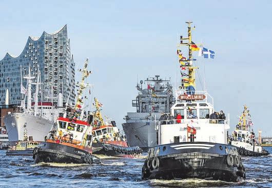 Glanzstück: Nach einer kunstvollen Choreografie tanzen die Schlepper auf der Elbe. Foto: HMC Nicolas Maack Glanzstück: Nach einer kunstvollen Choreografie tanzen die Schlepper auf der Elbe. Foto: HMC Nicolas Maack