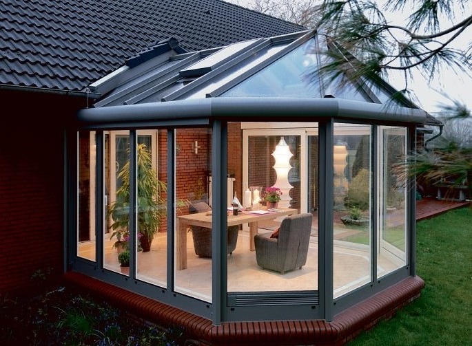 Gemütlicher Wohnraum auch in der Dämmerung. Fotos: Bundesverband Wintergarten e. V. Gemütlicher Wohnraum auch in der Dämmerung. Fotos: Bundesverband Wintergarten e. V.