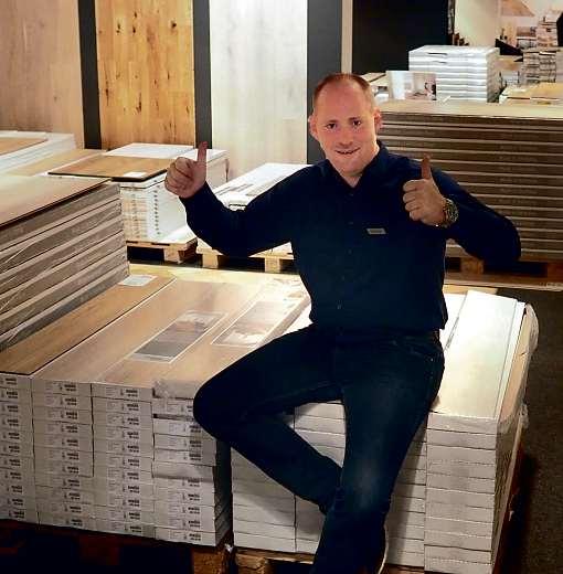 Torben Grelck gibt in seiner Abteilung für Bodenbeläge jede Menge Parkett und Co. palettenweise zu günstigen Preisen ab Torben Grelck gibt in seiner Abteilung für Bodenbeläge jede Menge Parkett und Co. palettenweise zu günstigen Preisen ab