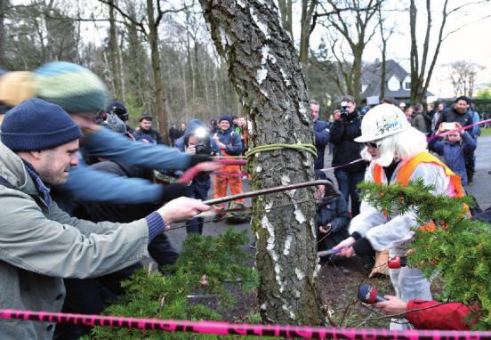 Szenen aus Blankenese: Demonstranten fällen am Björnsonweg symbolisch eine Birke.