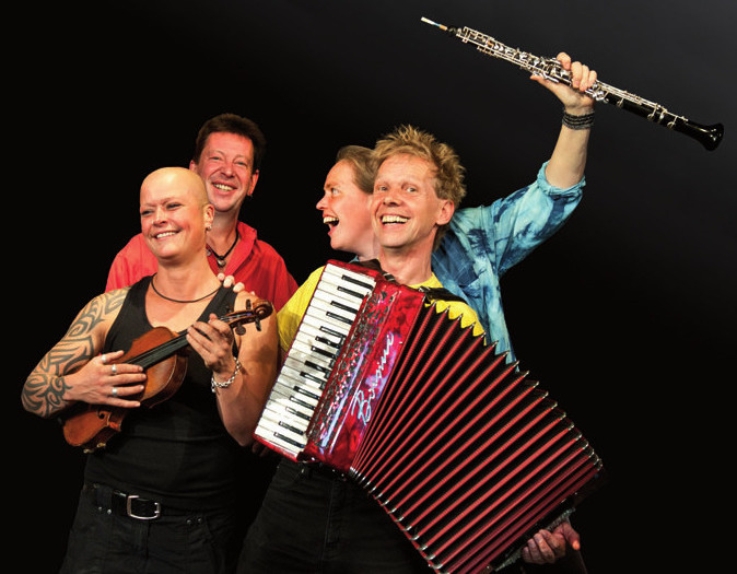 Di Chuzpenics spielen auf der „Batavia“