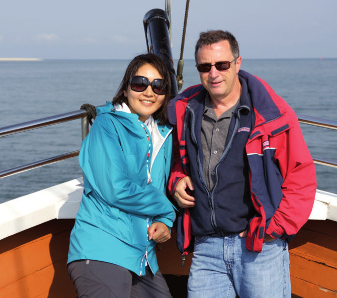 Deutschland-Reportage: NDR-Reporter Klaus Scherer mit der Japanerin Azusa Mori FOTO: NDR/J.ANDERS