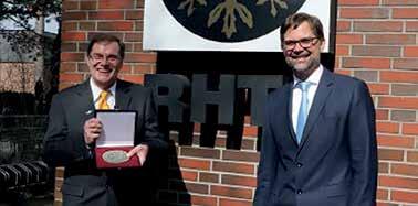 100 Jahre RHTC Rahlstedt. Staatsrat Holstein (r.) ehrt den RTHC-Vorsitzenden Thomas Linnekogel. Foto: Rahlstedt 100 Jahre RHTC Rahlstedt. Staatsrat Holstein (r.) ehrt den RTHC-Vorsitzenden Thomas Linnekogel. Foto: Rahlstedt