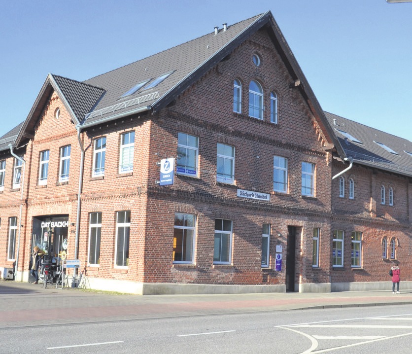 Im ehemaligen Randel-Hof befindet sich heute Dat Backhus (l.) in den Kröger-Hofzog Aldi ein. Fotos: rg Im ehemaligen Randel-Hof befindet sich heute Dat Backhus (l.) in den Kröger-Hofzog Aldi ein. Fotos: rg