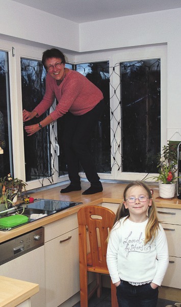 Karin Puhlmann kümmert sich um die Weihnachtsdekoration. Kiara (8) führt die Aufsicht Karin Puhlmann kümmert sich um die Weihnachtsdekoration. Kiara (8) führt die Aufsicht